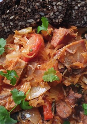Zdjęcie przepisu Bigos o lekkim zabarwieniu egzotycznym.