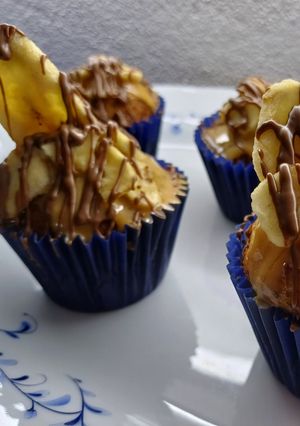 Una foto de Cup cake de banana con corazón de dulce de leche y chips de chocolate (opción 2)