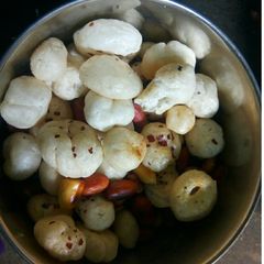 A picture of Roasted makhana and peanut.