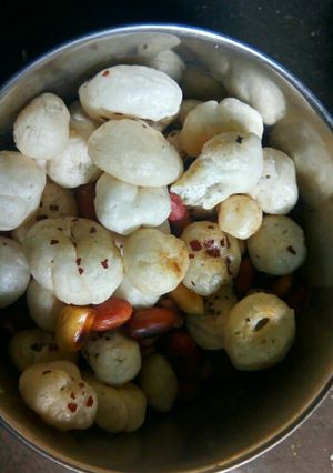 A picture of Roasted makhana and peanut.