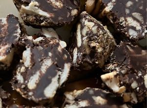 Una foto de Recetas económicas y de aprovechamiento: turrón de chocolate/salame de chocolate sin azúcar