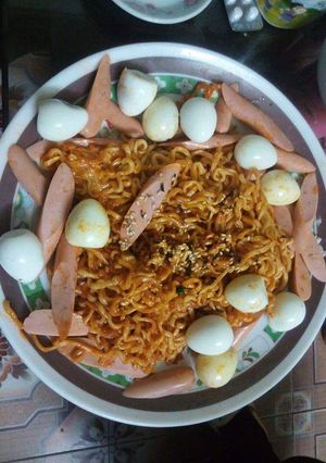 Hình của món Mì cay xào xúc xích phômai.