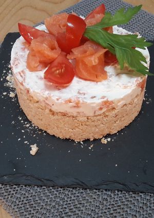 O poză a rețetei Cheescake sărată cu philadelphia și salmone afumat.