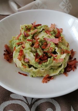Foto di Mafalde con crema di zucchine e spolverata di speck