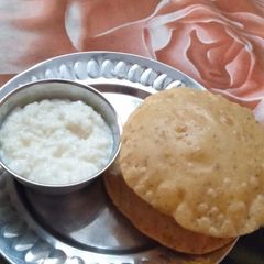 A picture of Kheer puri.