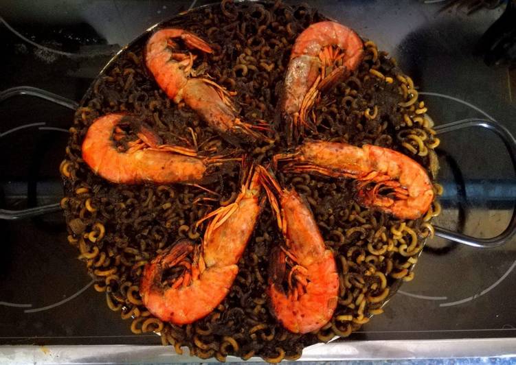 Fideuá negra fácil con gambones