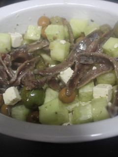 Una foto de Ensalada de daditos de pepino y queso, con anchoas