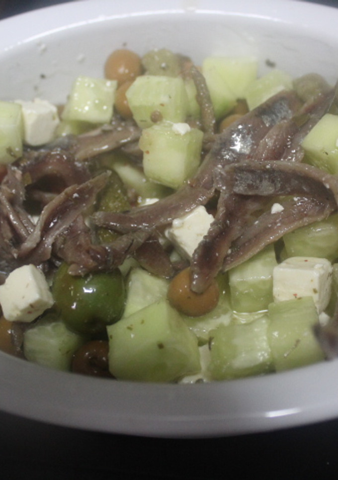 Una foto de Ensalada de daditos de pepino y queso, con anchoas