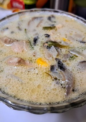 চিকেন মাশরুম স্যুপ (chiken masroom soup recipe in bengali) রেসিপির প্রধান ছবি