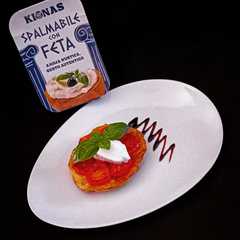 Foto di Tarte Tatin ai Pomodorini con Crema di Feta e Basilico Fresco
