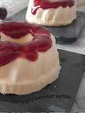 Savarin de queso y salsa de cerezas