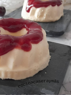 Una foto de Savarin de queso y salsa de cerezas