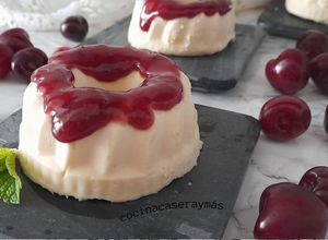 Foto principal de Savarin de queso y salsa de cerezas