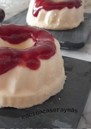 Una foto de Savarin de queso y salsa de cerezas
