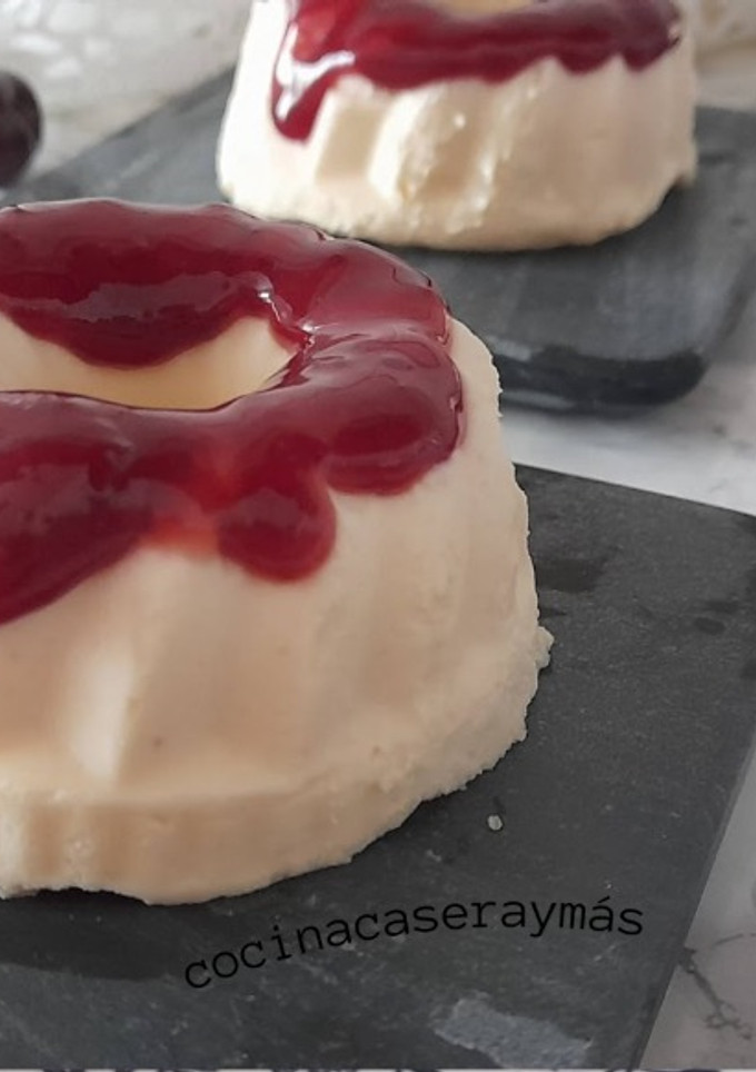 Una foto de Savarin de queso y salsa de cerezas