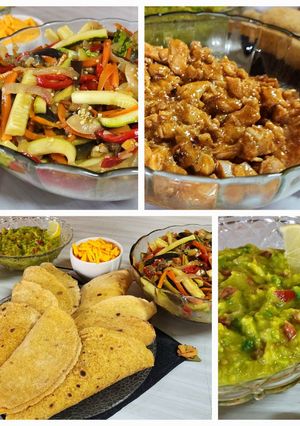 Una foto de 🌮🌶️ Tacos🌶️ 🌮 De pollo picantito con vegetales salteados, guacamole y cheddar
