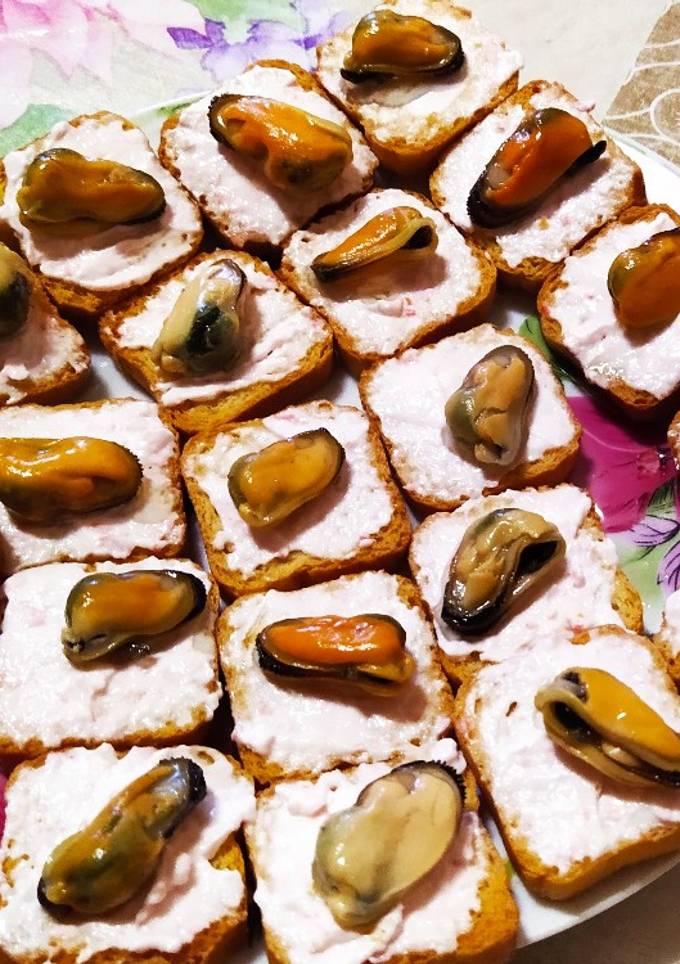 Гренки с креветковой закуской и мидиями