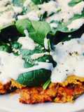 "Pizza" di carote con hummus, spinacini e salsa allo yogurt