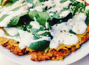 Foto di "Pizza" di carote con hummus, spinacini e salsa allo yogurt