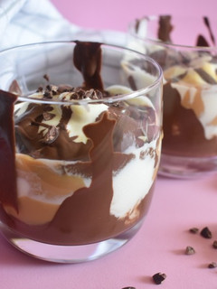 Una foto de McFlurry de chocolate y cacahuete