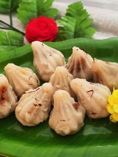 पोहेचे पिठाचे मोदक (pohe pithache modak recipe in marathi) रेसिपी चे मुख्य फोटो 
