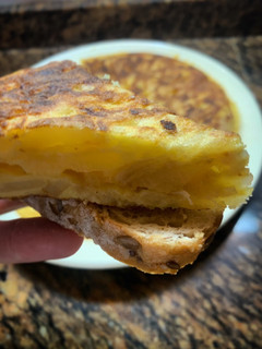 Una foto de Tortilla de patata ¡Tortilla española, con cebolla!