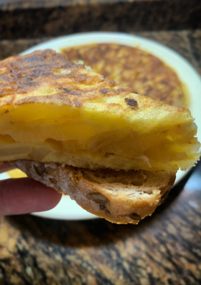 Una foto de Tortilla de patata ¡Tortilla española, con cebolla!