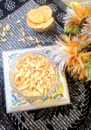 नमकीन मठरी (Namkeen Mathri recipe in Hindi) रेसिपी मुख्य फोटो