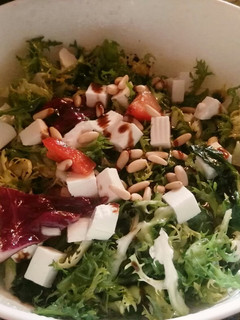 Una foto de Ensalada de escarola, queso fresco de cabra y piñones