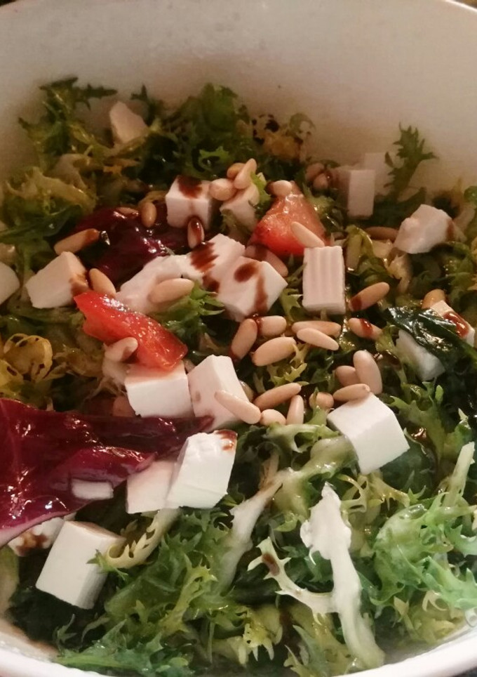Una foto de Ensalada de escarola, queso fresco de cabra y piñones