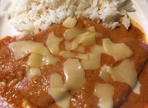 Una foto de Bologna (mortadella) rellena en salsa chipotle