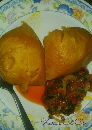 A picture of Moi-moi with pepper and spring onion sauce.
