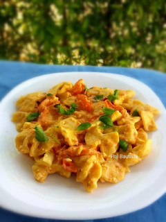 Una foto de Pasta fresca casera farfalle con cherrys y feta