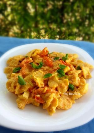 Una foto de Pasta fresca casera farfalle con cherrys y feta