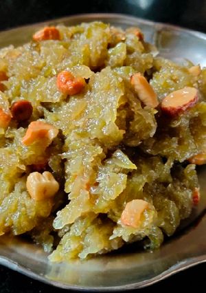 દુધીનો હલવો (Dudhi Halwa Recipe in Gujarati) રેસીપી મુખ્ય ફોટો