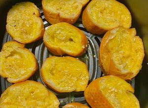 Hình của món Bánh mì nướng bơ tỏi NCKD 🥖🧑‍🍳.