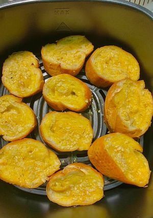 Hình của món Bánh mì nướng bơ tỏi NCKD 🥖🧑🍳.