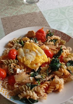 Una foto de Pasta de Vegetales con Pollo y Espinacas