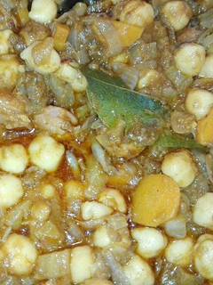 Una foto de Garbanzos con morcilla, butifarra y verduras