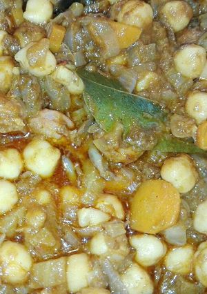 Una foto de Garbanzos con morcilla, butifarra y verduras