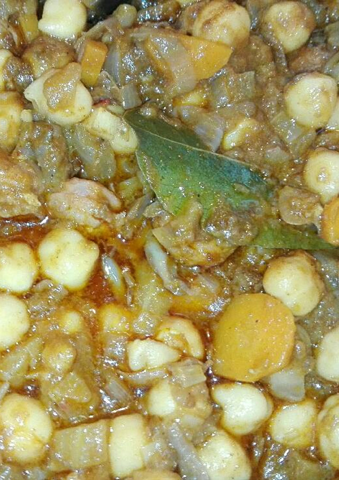 Una foto de Garbanzos con morcilla, butifarra y verduras