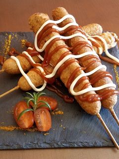 Una foto de Corn Dogs o salchichas rebozadas