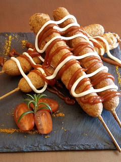 Una foto de Corn Dogs o salchichas rebozadas