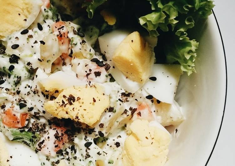 Langkah Mudah Menyiapkan Creamy Potato Egg Salad Bikin Manjain Lidah