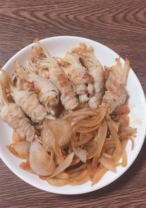 Hình của món Hành tây xào thịt cuốn kim châm.