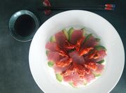 Una foto de salsa soja sushi