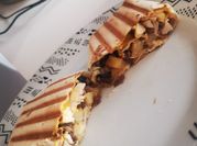 Une photo de tacos poulet cuit