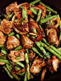 A picture of Beef with French beans.
