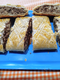 Una foto de Hojaldre normal o sin gluten con morcilla de arroz, yogur y queso a tú gusto