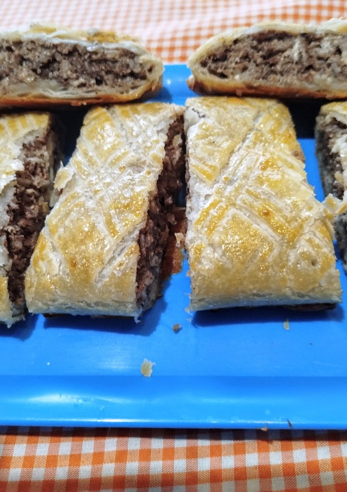 Una foto de Hojaldre normal o sin gluten con morcilla de arroz, yogur y queso a tú gusto